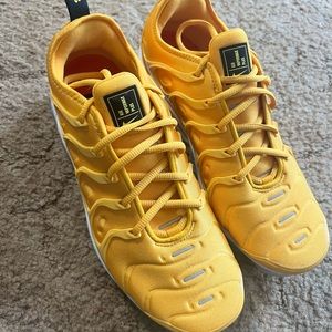 Go the extra smile vapormax Nike Womens 10 men 8.5